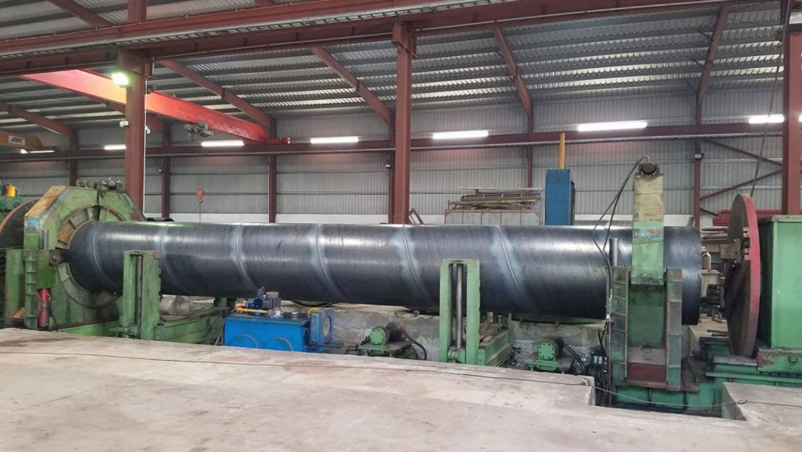 Máy tiện đầu ống thép hàn xoắn